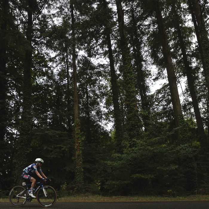 Classic Lorient Agglomération - Ceratizit 2025 - Julia Borgström cycles through dense woodland