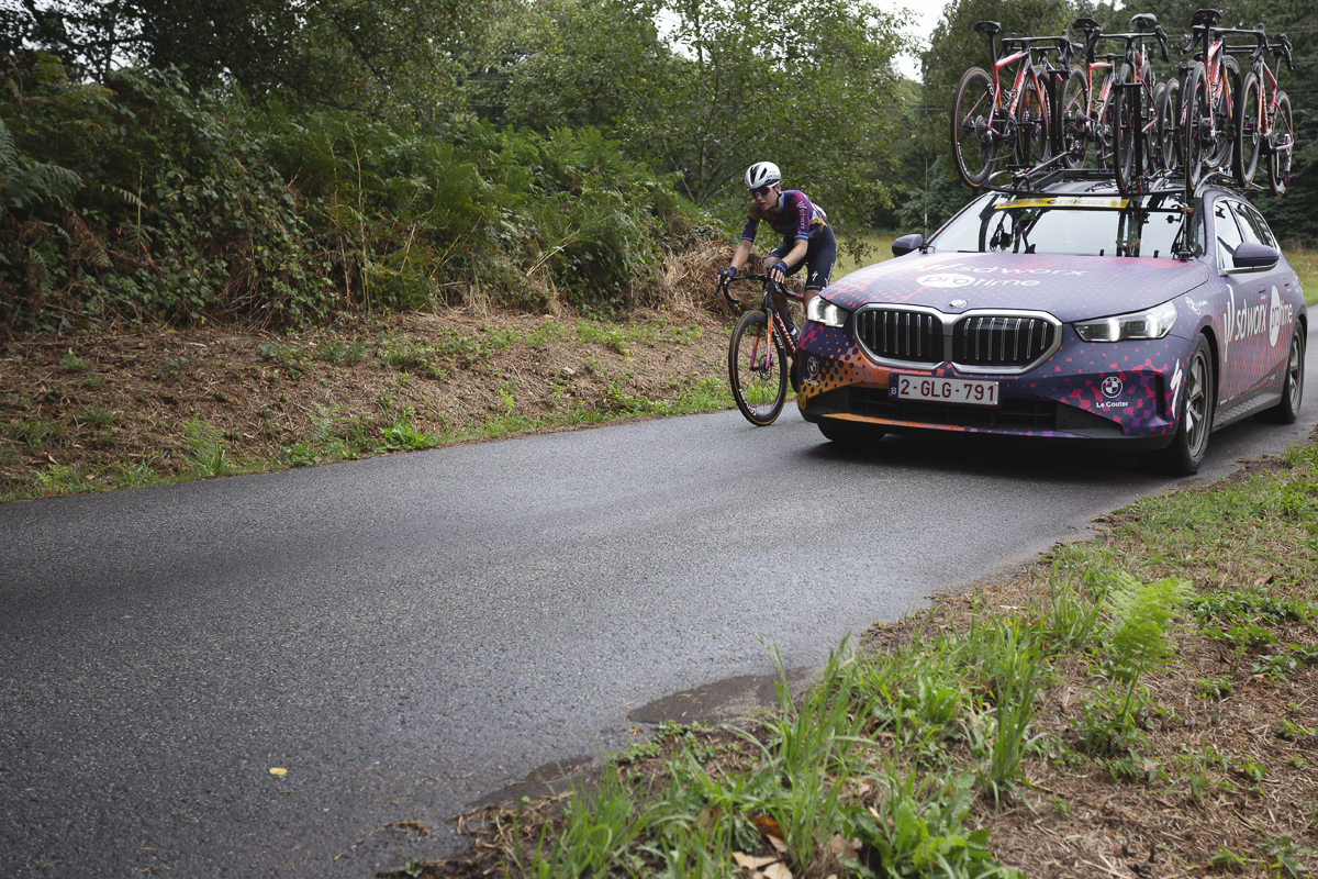Classic Lorient Agglomération - Ceratizit 2025 - Mischa Bredewold cycles next to her team car