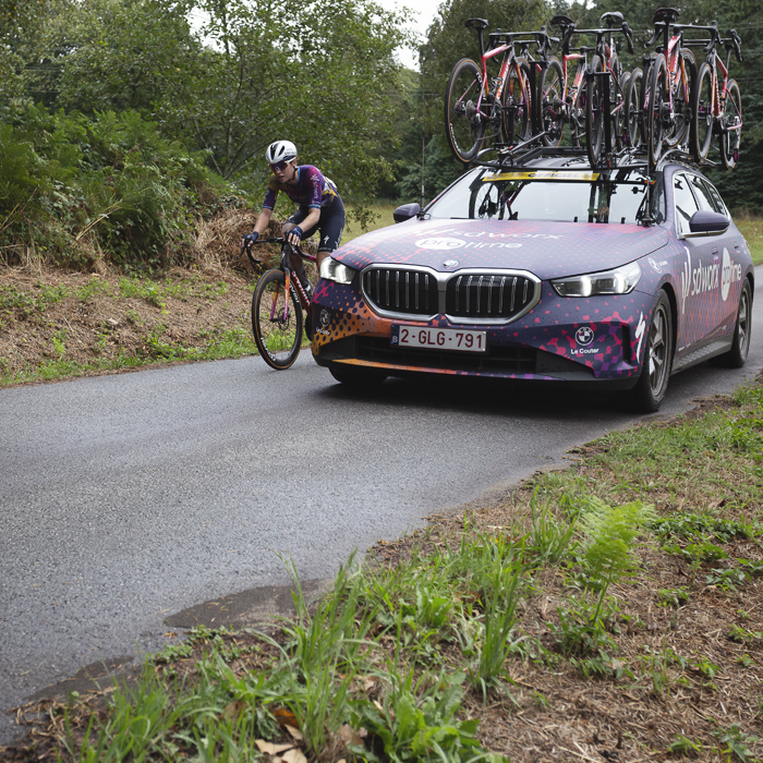 Classic Lorient Agglomération - Ceratizit 2025 - Mischa Bredewold cycles next to her team car