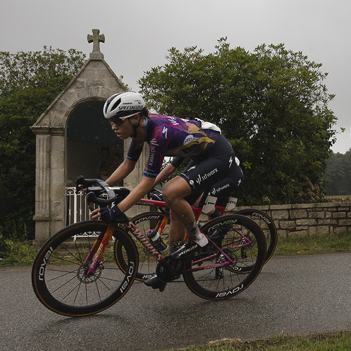 Classic Lorient Agglomération - Ceratizit 2025 - Mischa Bredewold leads a small group of riders in front of a roadside shrine