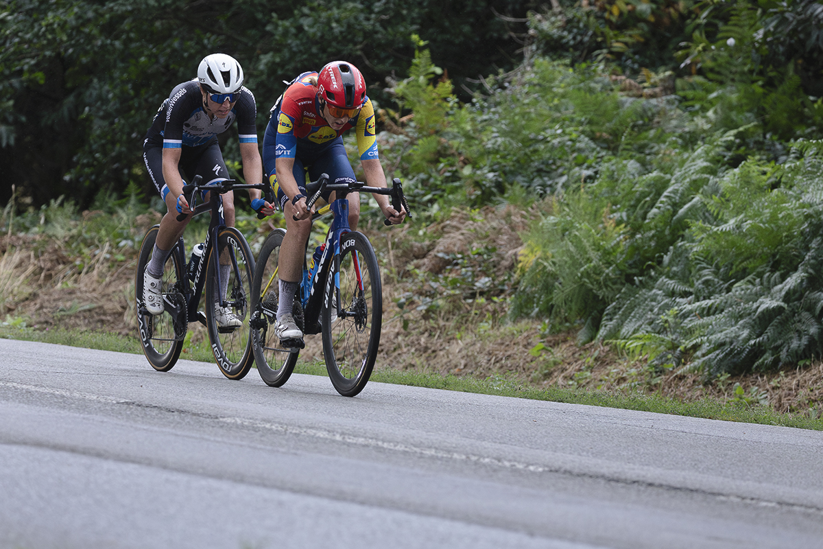 Classic Lorient Agglomération - Ceratizit 2025 - Sabrina Stultiens and Lucinda Brand race down a road with lush vegetation to one side