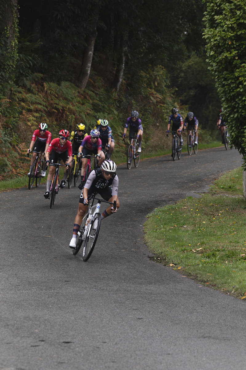 Classic Lorient Agglomération - Ceratizit 2025 - A group of riders take a bend in the road at Le Temple