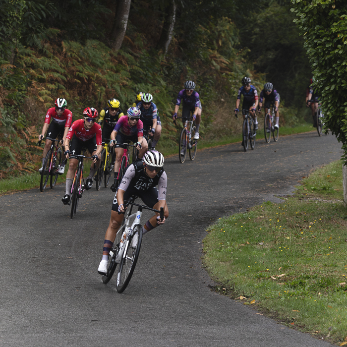 Classic Lorient Agglomération - Ceratizit 2025 - A group of riders take a bend in the road at Le Temple