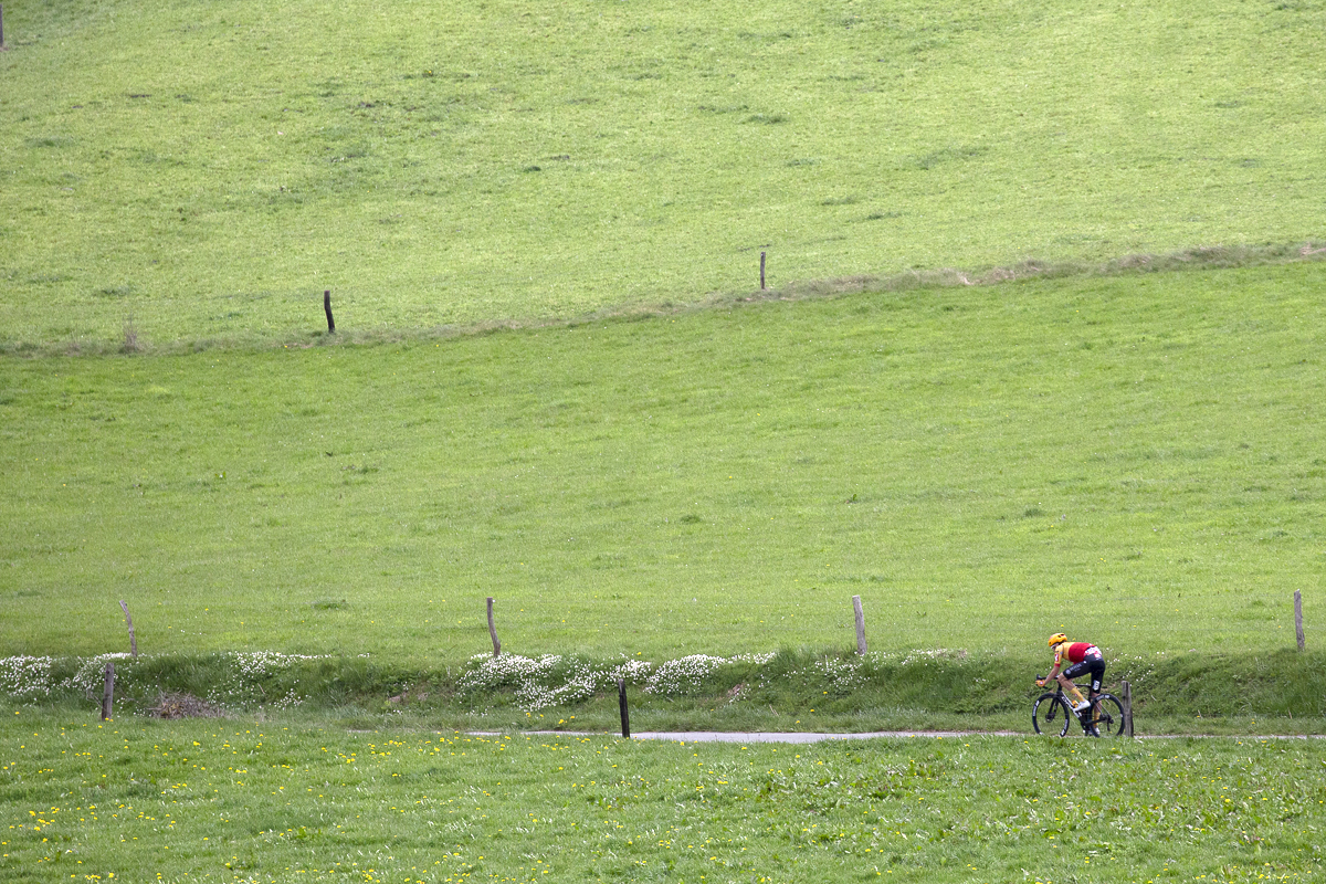 Liège-Bastogne-Liège 2023 - A rider is highlighted against the fields