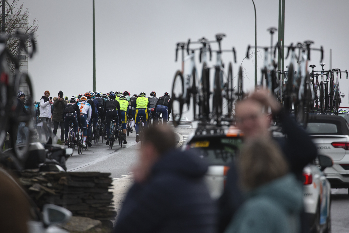Liège-Bastogne-Liège 2024 - Riders framed by the convoy of team cars at Baraque Fraiture