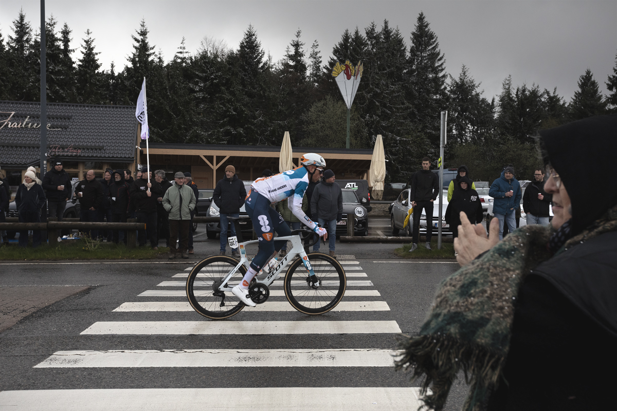 Liège-Bastogne-Liège 2024 - Martijn Tusveld is applauded by fans wrapped up in warm clothes against the elements