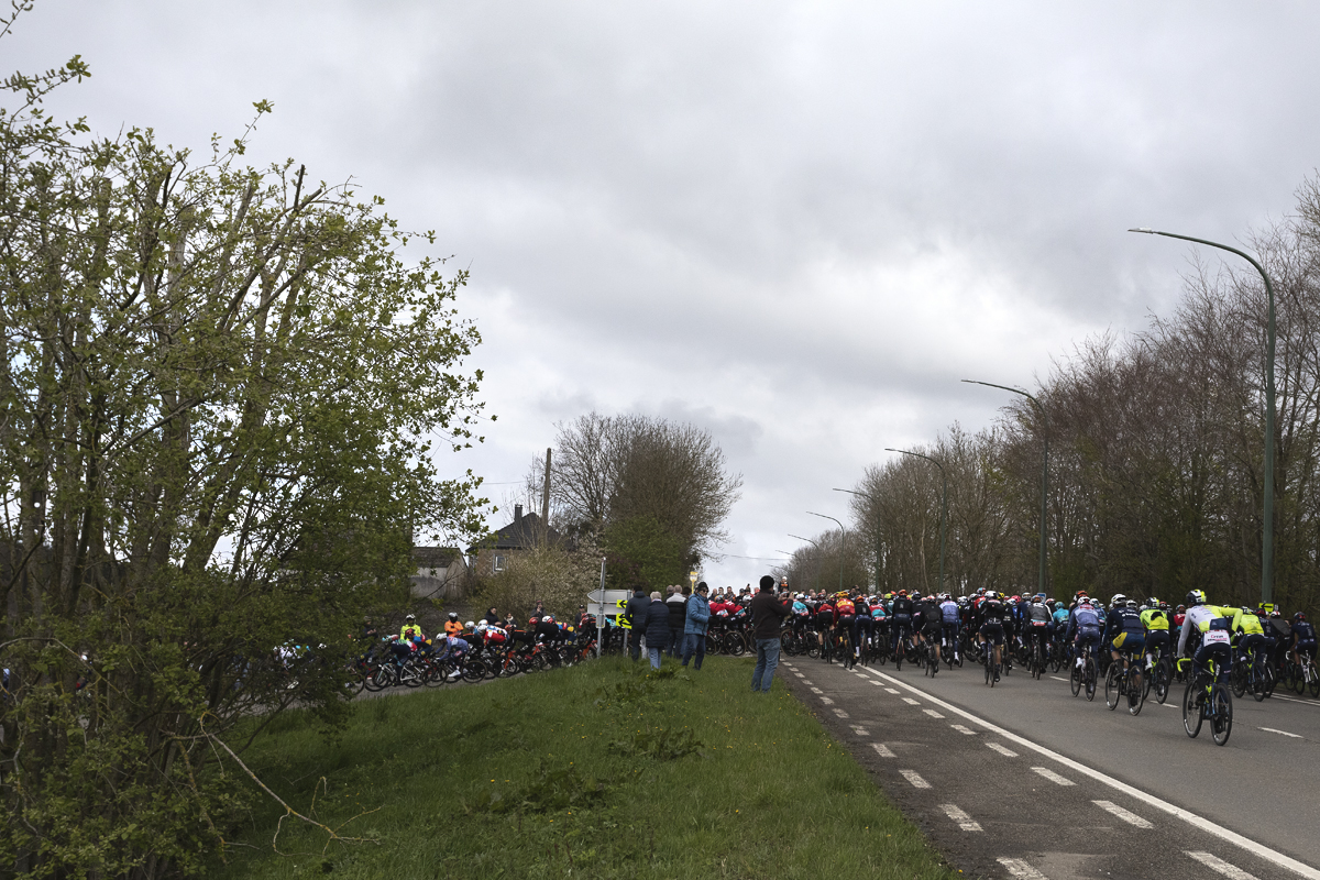 Liège-Bastogne-Liège 2024 - Riders move away and round a corner at Vaux
