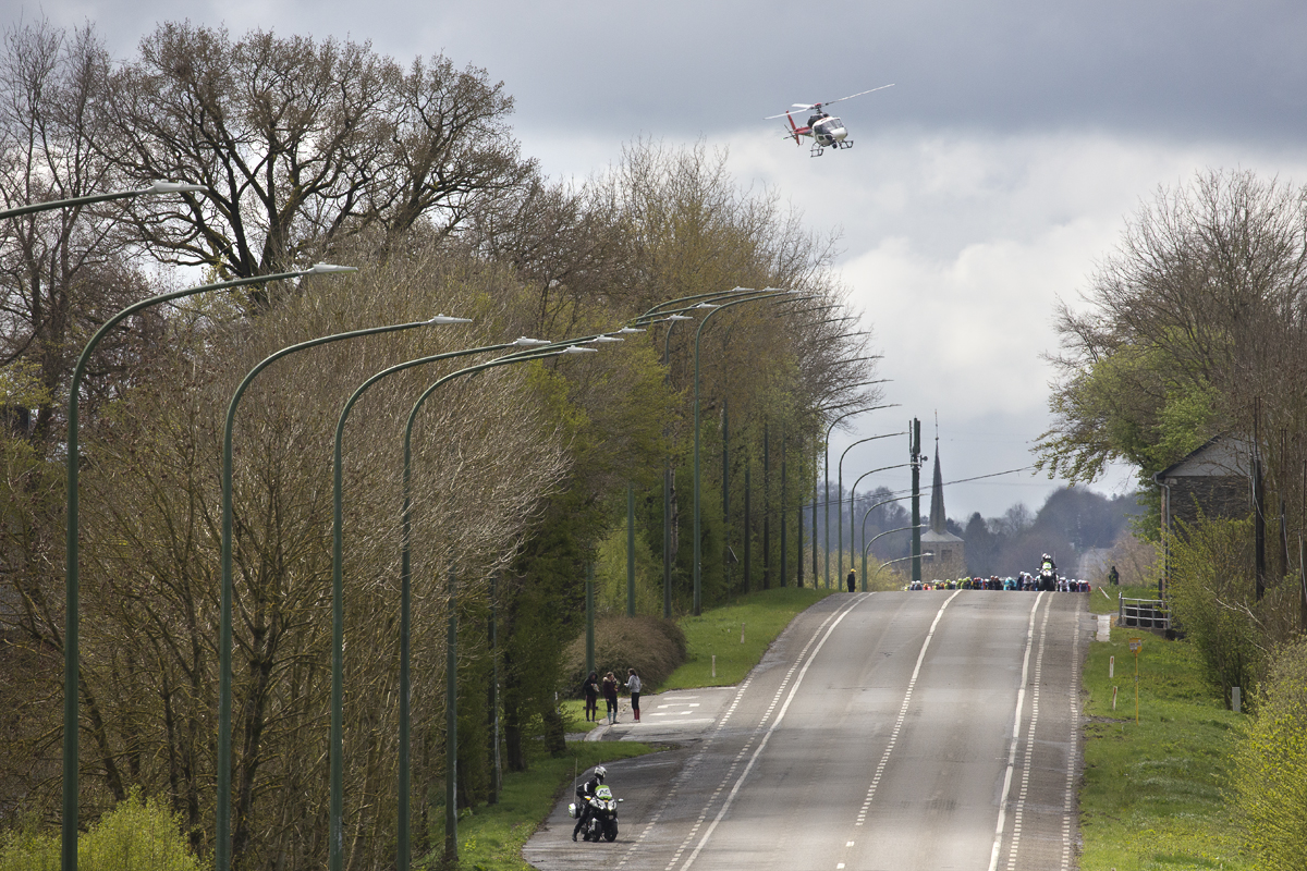 Liège-Bastogne-Liège 2024 - The peloton crests a hill at Vaux