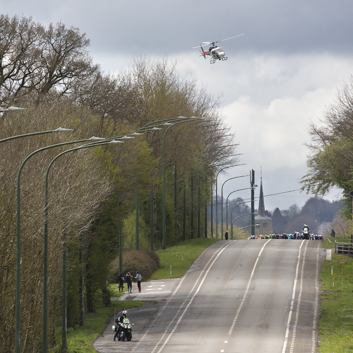 Liège-Bastogne-Liège 2024 - The peloton crests a hill at Vaux