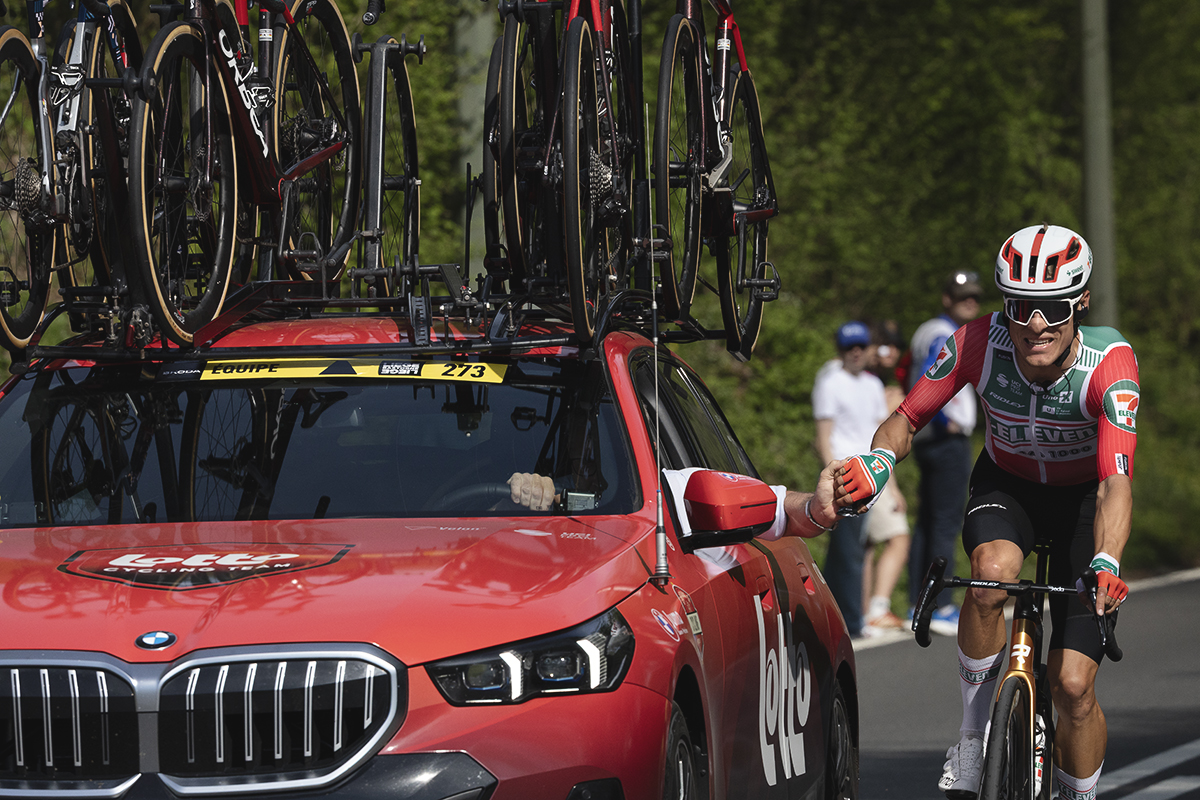 Liege Bastogne Liege 2025 - Anders Halland Johannessen takes assistance from a team car