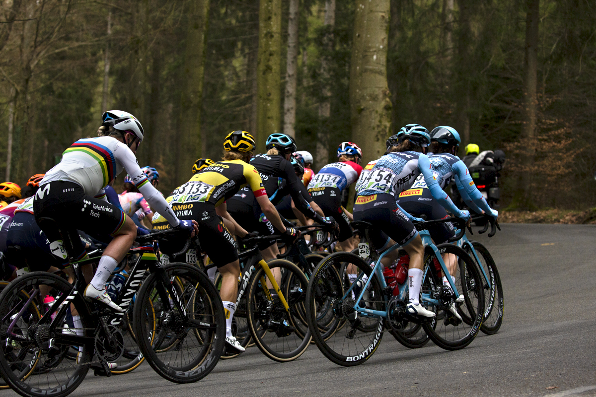 Liège-Bastogne-Liège Femmes 2023 - The peloton begins to round a corner on Faix du Diable towards the top of the Côte de Wanne