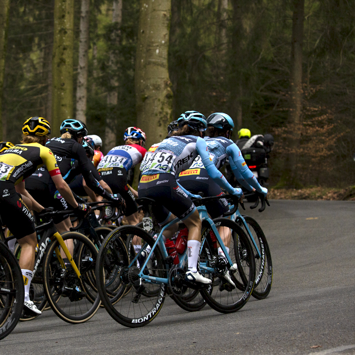 Liège-Bastogne-Liège Femmes 2023 - The peloton begins to round a corner on Faix du Diable towards the top of the Côte de Wanne