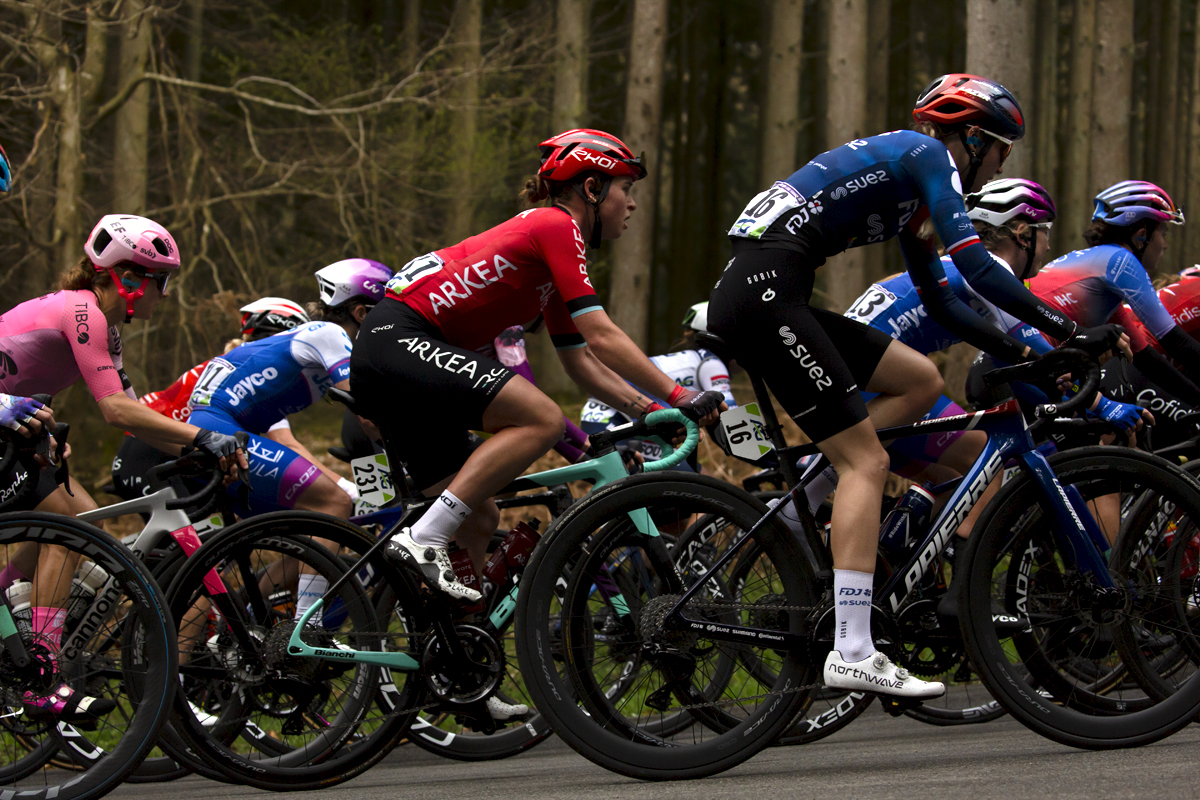 Liège-Bastogne-Liège Femmes 2023 - A side view of riders in the woodland on the Faix du Diable 