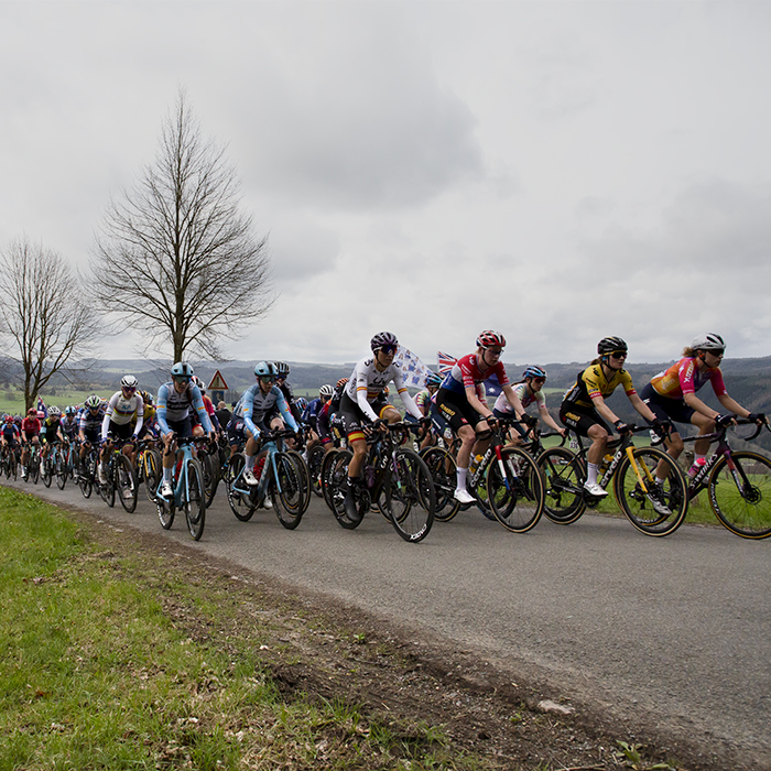 Liège-Bastogne-Liège Femmes 2023 - The peloton climbs the Côte de Wanne along Lavaux with the countryside of the Belgian Ardennes behind