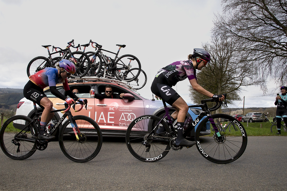 Liège-Bastogne-Liège Femmes 2023 - A UAE Team ADQ support vehicle offers a rider a bidon on the Côte de Wanne