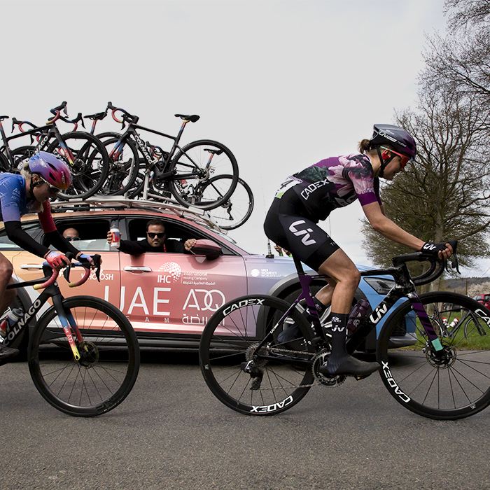 Liège-Bastogne-Liège Femmes 2023 - A UAE Team ADQ support vehicle offers a rider a bidon on the Côte de Wanne