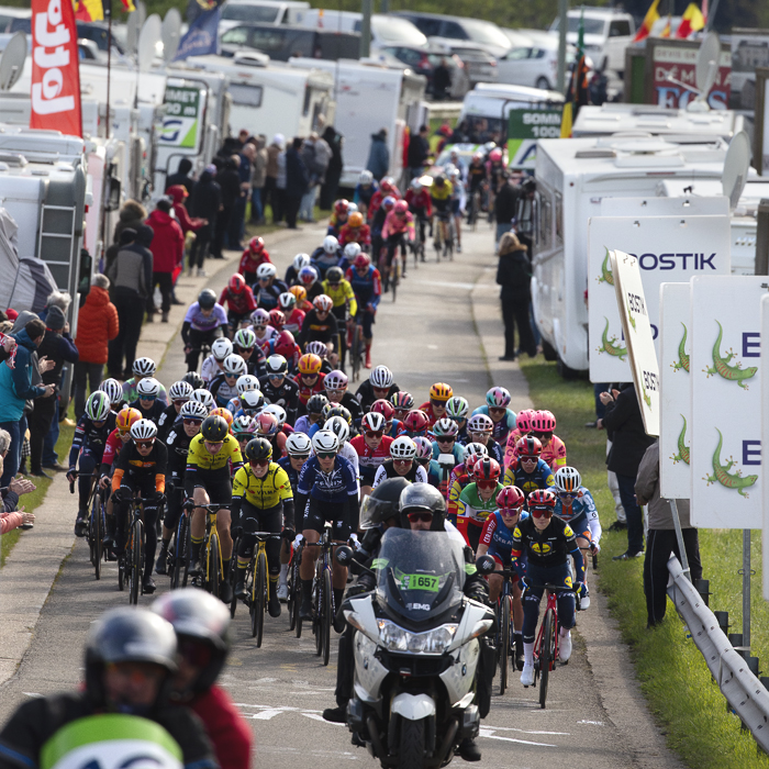 Liège-Bastogne-Liège Femmes 2024 - The peloton on the foot of the climb moves through a tunnel of camper vans on Côte de la Redoute