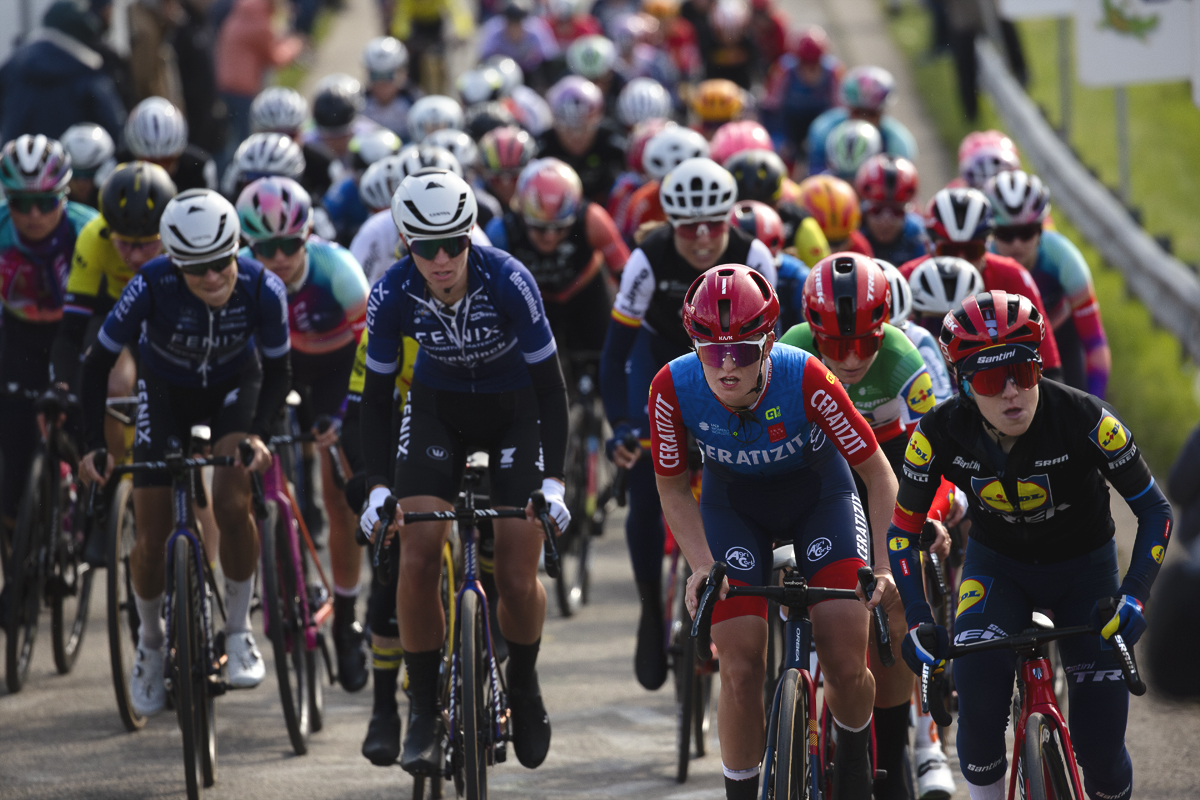 Liège-Bastogne-Liège Femmes 2024 - The peloton takes on the Côte de la Redoute