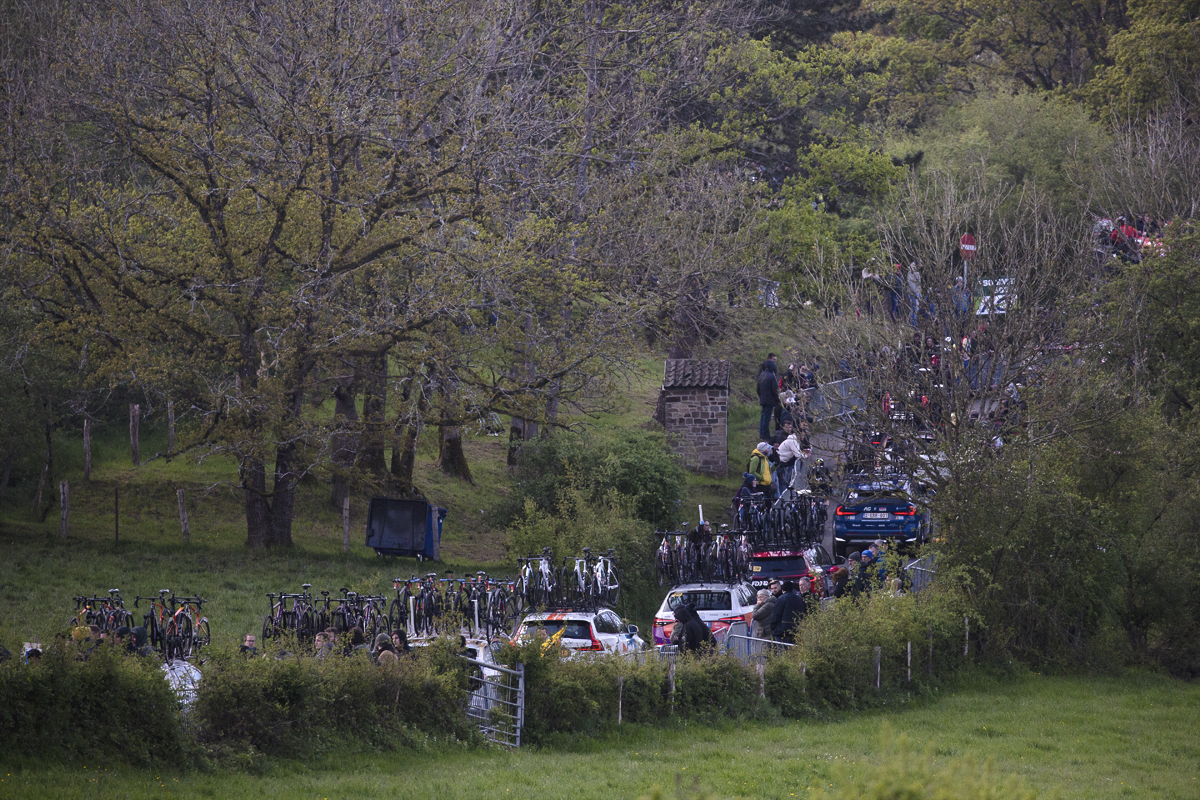 Liège-Bastogne-Liège Femmes 2024 - The convoy of team cars seen across the fields on Côte de la Redoute