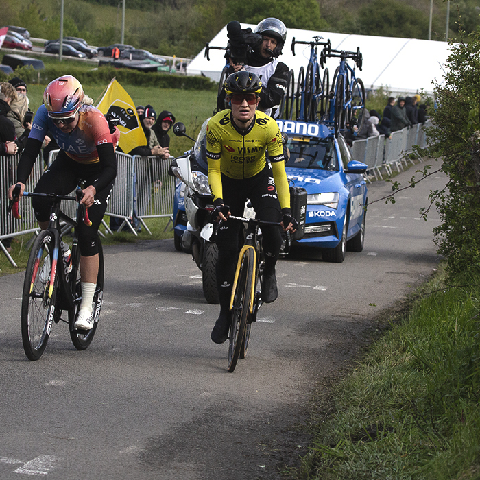 Liège-Bastogne-Liège Femmes 2024 - Eva van Agt & Mikayla Harvey are followed by the neutral service vehicle on the climb at Côte de la Redoute
