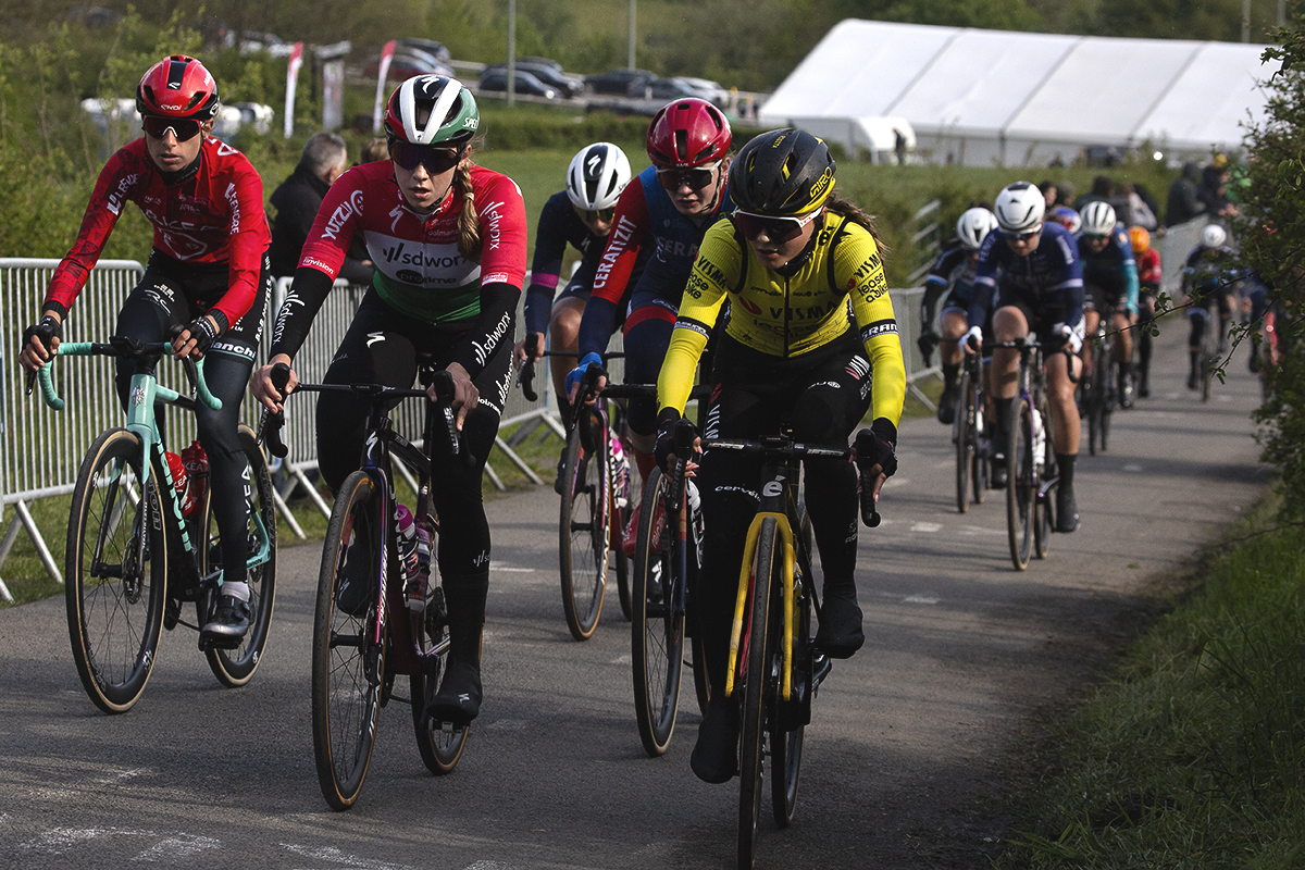 Liège-Bastogne-Liège Femmes 2024 - Riders take on the climb of Côte de la Redoute