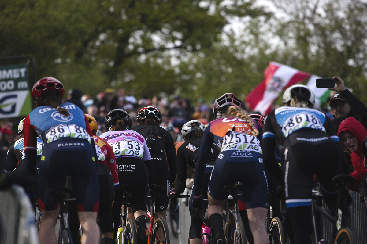 Liège-Bastogne-Liège Femmes 2024 - A rear view of the riders as they move through crowds shouting encouragement on Côte de la Redoute
