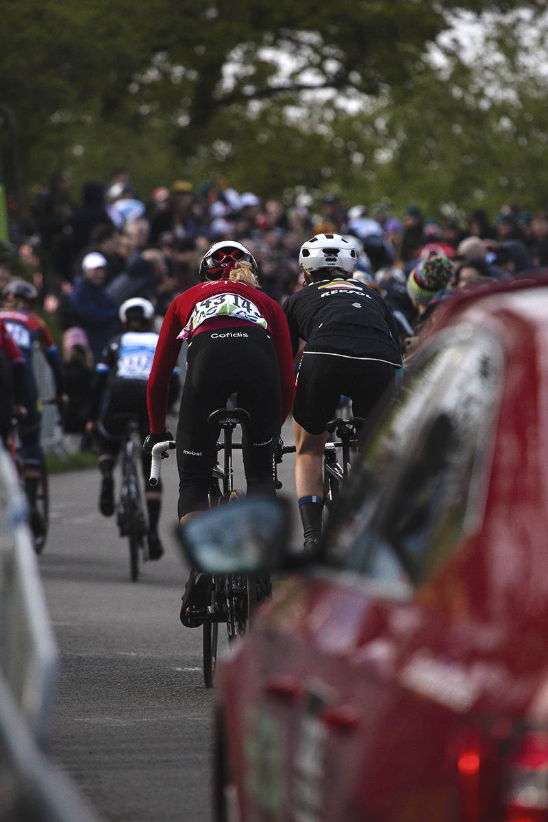 Liège-Bastogne-Liège Femmes 2024 - A rear view of riders as they tackle Côte de la Redoute