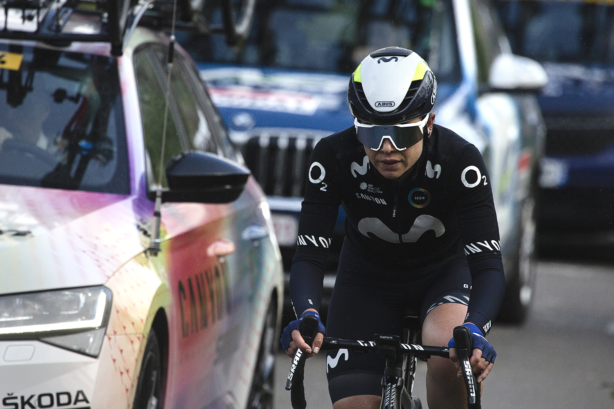 Liège-Bastogne-Liège Femmes 2024 - Movistar’s Olivia Baril takes on the climb next to a team car