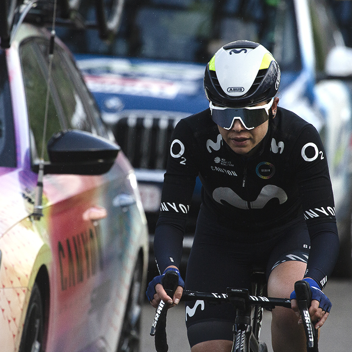 Liège-Bastogne-Liège Femmes 2024 - Movistar’s Olivia Baril takes on the climb next to a team car