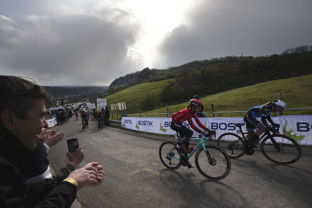 Liège-Bastogne-Liège Femmes 2024 - Quinty Schoens & Valentina Cavallar tackle the climb with the countryside in the background