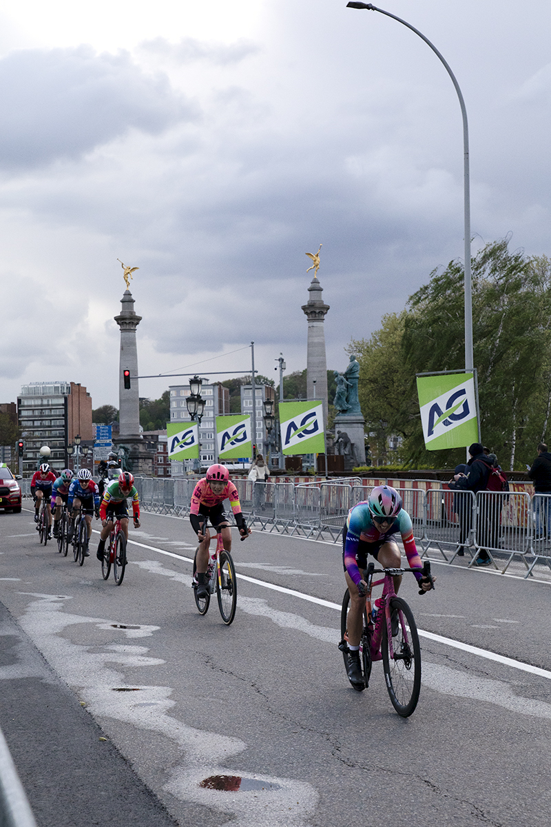 Liège-Bastogne-Liège Femmes 2024 - The lead group of riders cross a bridge in Liège
