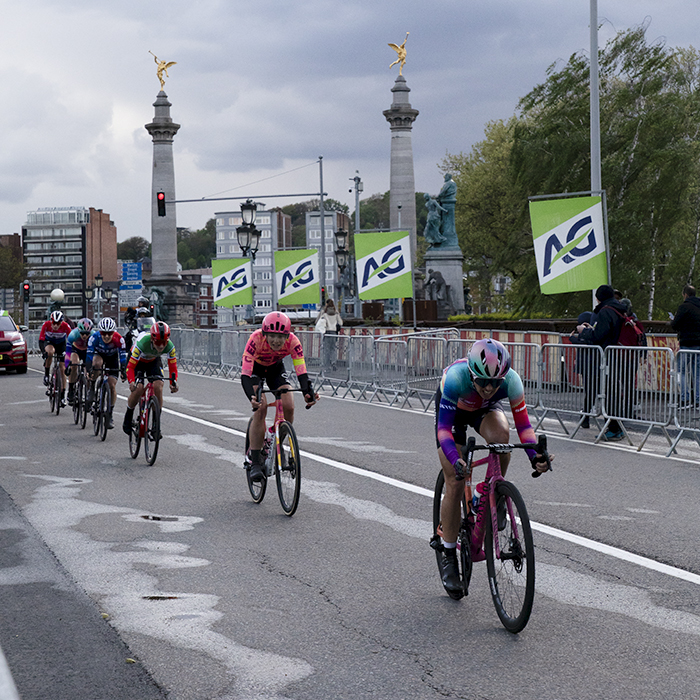 Liège-Bastogne-Liège Femmes 2024 - The lead group of riders cross a bridge in Liège