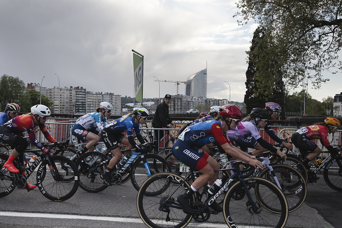 Liège-Bastogne-Liège Femmes 2024 - Riders race through Liège watched by a policeman on a bike