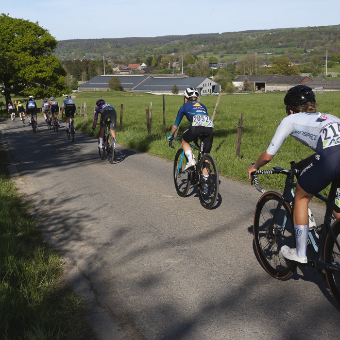Liège Bastogne Liège Femmes 2025 - Riders take the descent at Côte de la Redoute