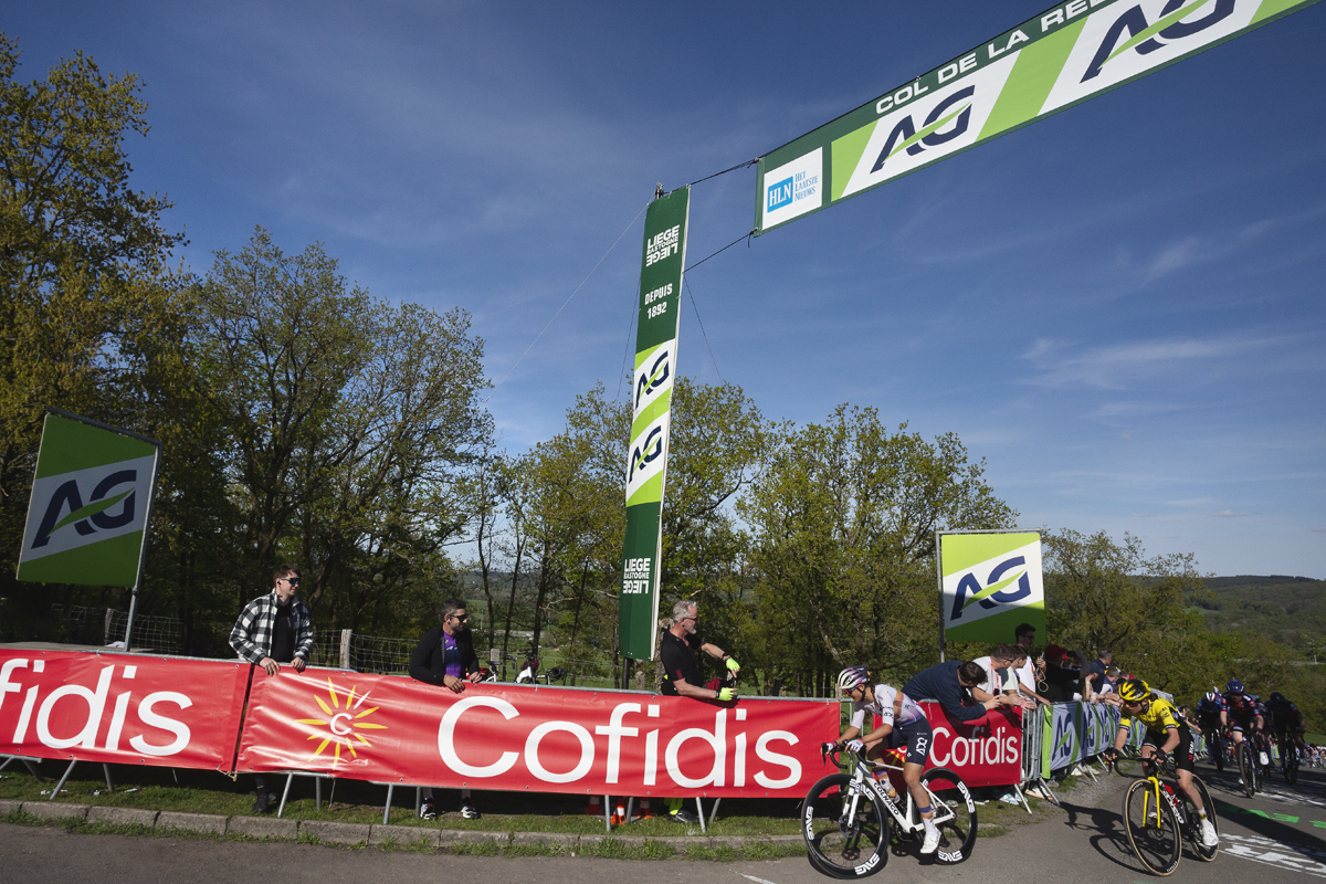 Liège Bastogne Liège Femmes 2025 - Erica Magnaldi & Marion Bunel round the corner having completed the climb at Côte de La Redoute