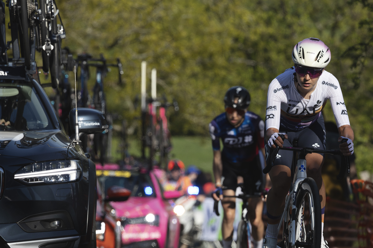 Liège Bastogne Liège Femmes 2025 - Greta Marturano is followed by a row of team cars on Côte de La Redoute