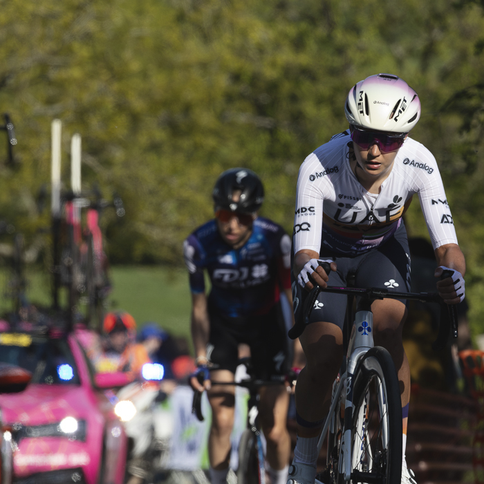 Liège Bastogne Liège Femmes 2025 - Greta Marturano is followed by a row of team cars on Côte de La Redoute