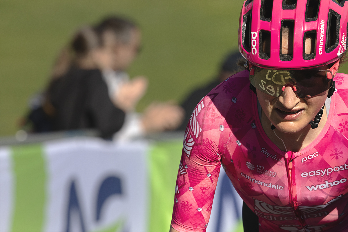 Liège Bastogne Liège Femmes 2025 - Magdeleine Vallieres with fans messages painted on the road reflected in her sunglasses