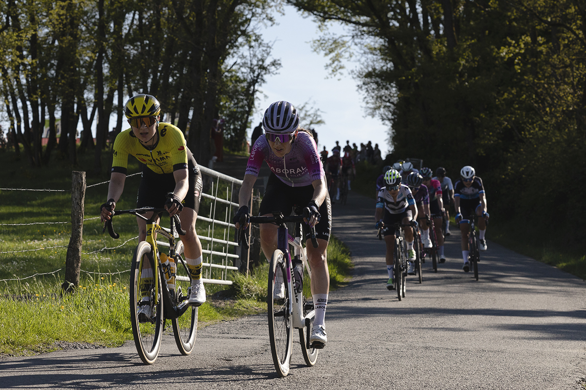 Liège Bastogne Liège Femmes 2025 - Maud Oudeman and Yuliia Biriukova take on the descent after Côte de la Redoute