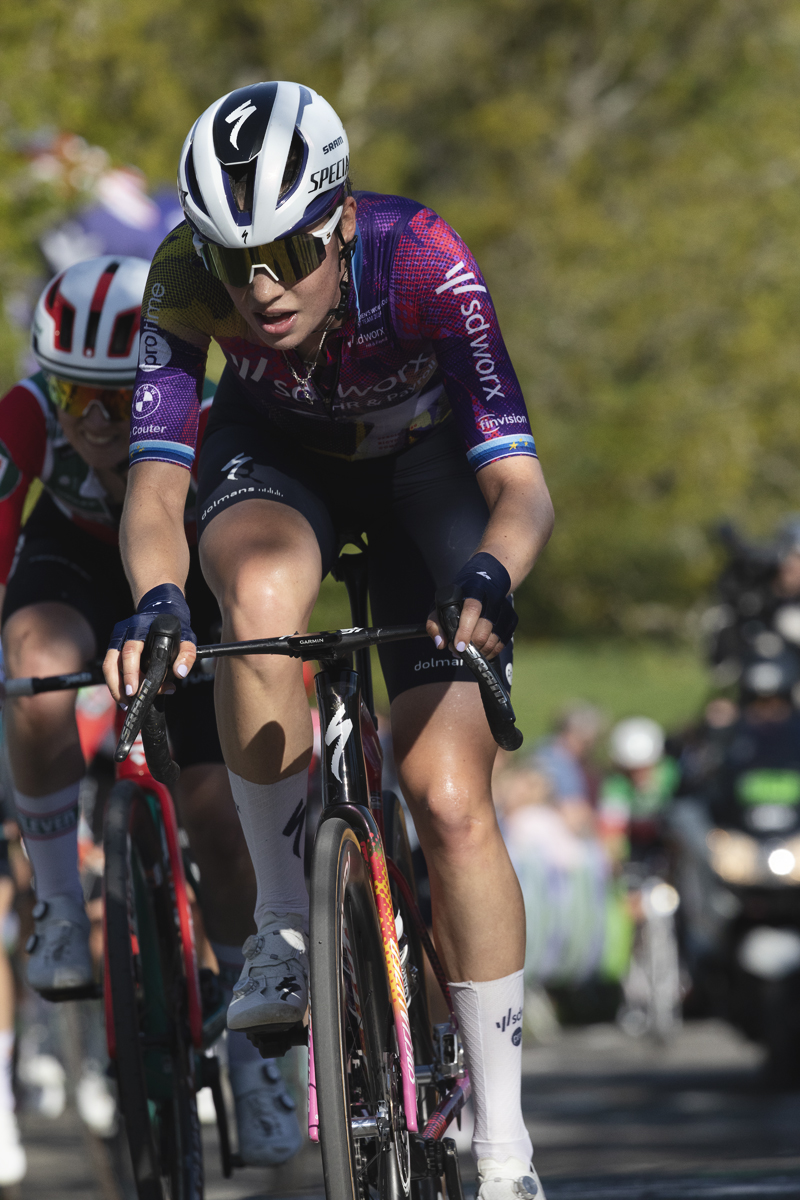 Liège Bastogne Liège Femmes 2025 - Mischa Bredewold tackles the climb of Côte de La Redoute