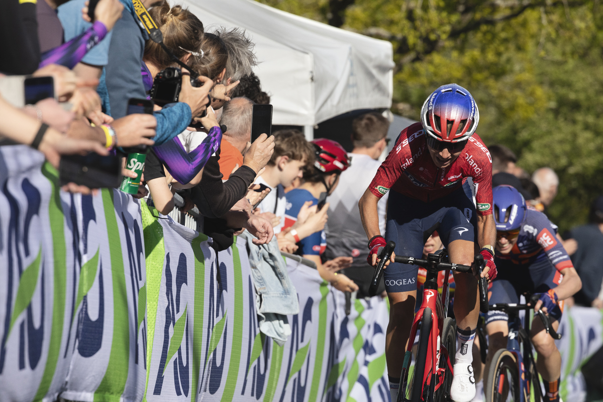 Liège Bastogne Liège Femmes 2025 - Petra Stiasny is watched by a large crowd during the climb at Côte de La Redoute