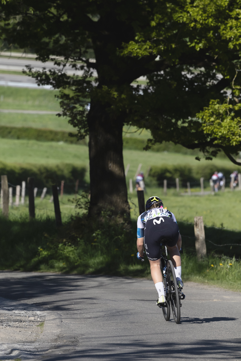 Liège Bastogne Liège Femmes 2025 - Sara Martín descends past green fields
