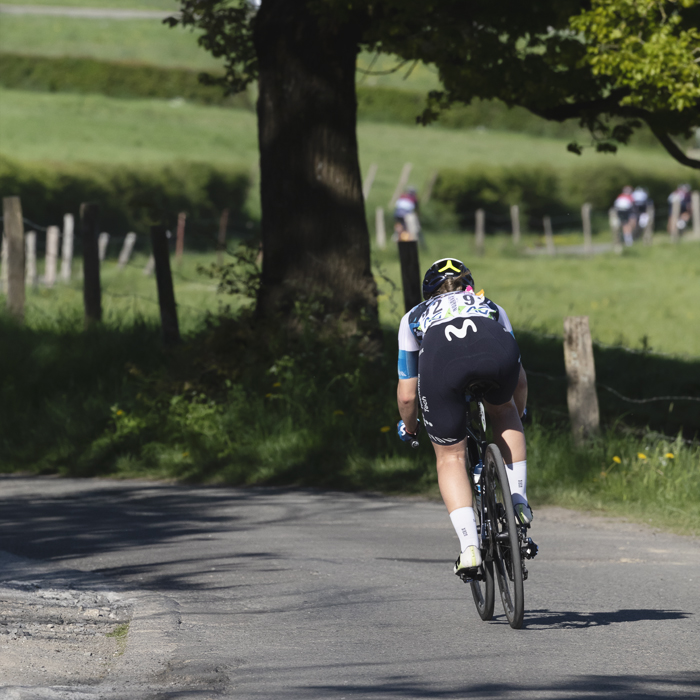 Liège Bastogne Liège Femmes 2025 - Sara Martín descends past green fields
