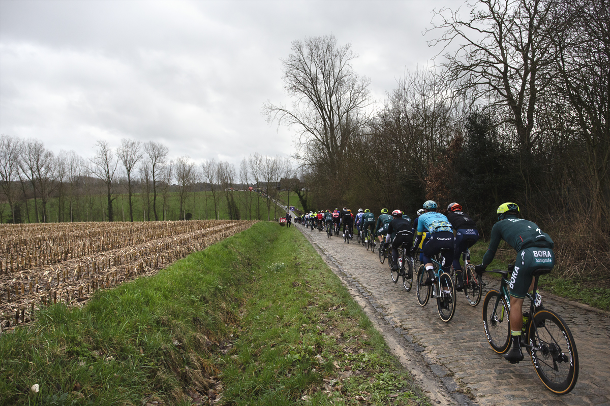 Omloop Het Nieuwsblad 2024 - Riders descend the cobbles of Haaghoek