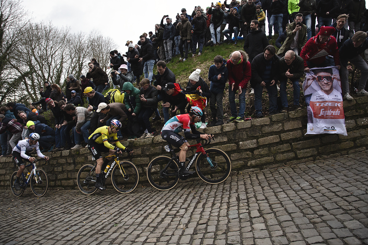 Omloop Het Nieuwsblad 2024 - Riders climb past fans on Muur van Geraardsbergen