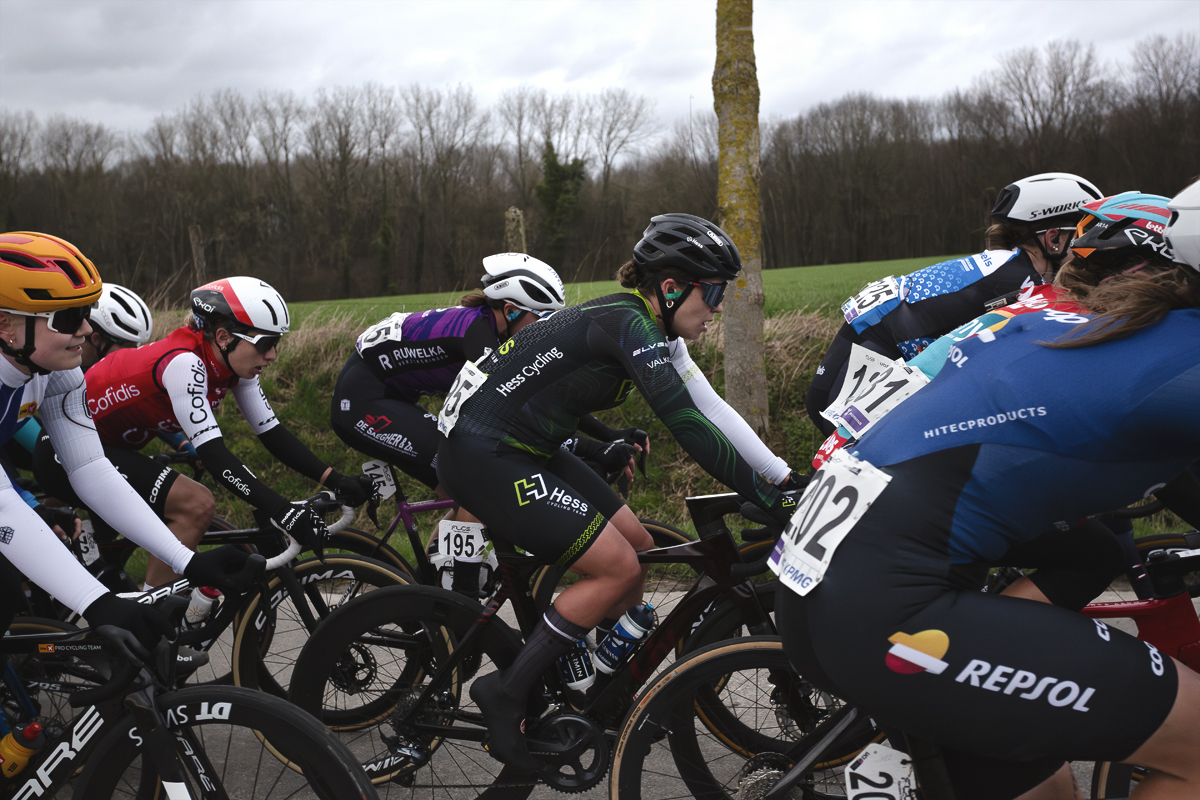 Omloop Het Nieuwsblad Vrouwen 2024 - A bunch of riders on Kapellestraat