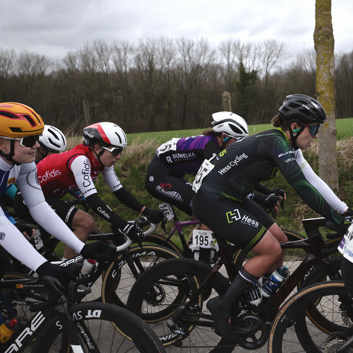 Omloop Het Nieuwsblad Vrouwen 2024 - A bunch of riders on Kapellestraat