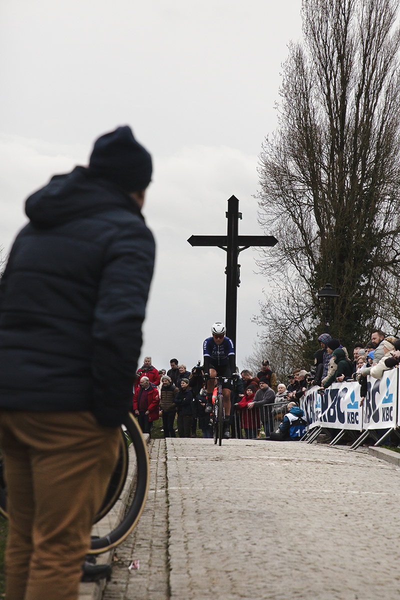 Omloop Het Nieuwsblad Vrouwen 2024 - Soigneur’s hold wheels for riders at the top of the  Muur van Geraardsbergen