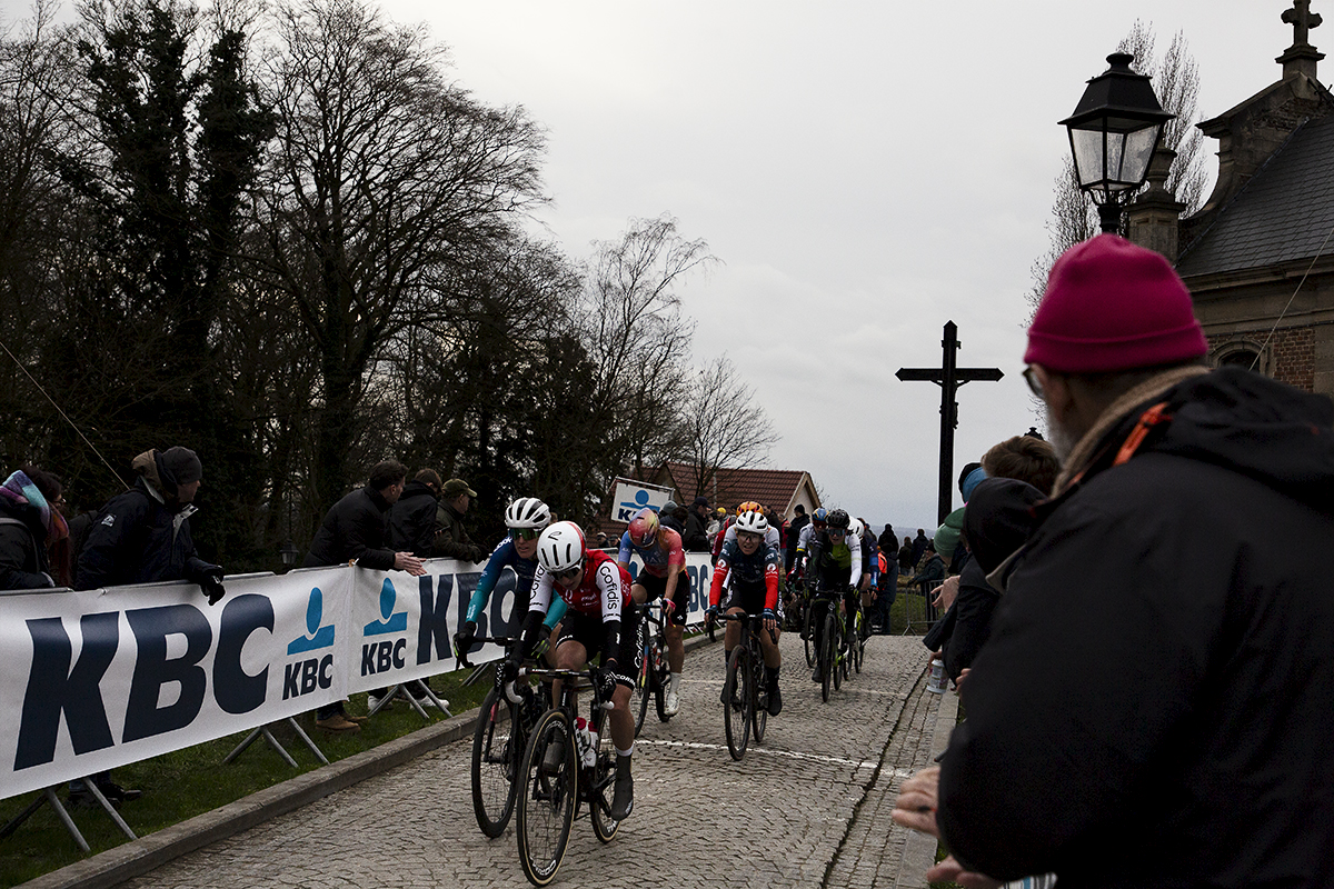 Omloop Het Nieuwsblad Vrouwen 2024 - Fans watch the riders at the top of the Muur van Geraardsbergen
