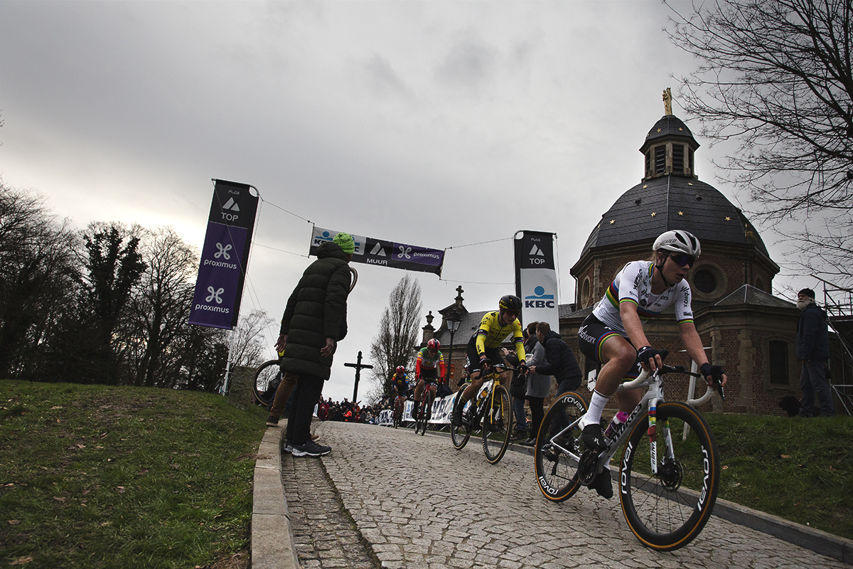 Omloop Het Nieuwsblad Vrouwen 2024 - Lotte Kopecky leads a group of riders over the top of Muur van Geraardsbergen